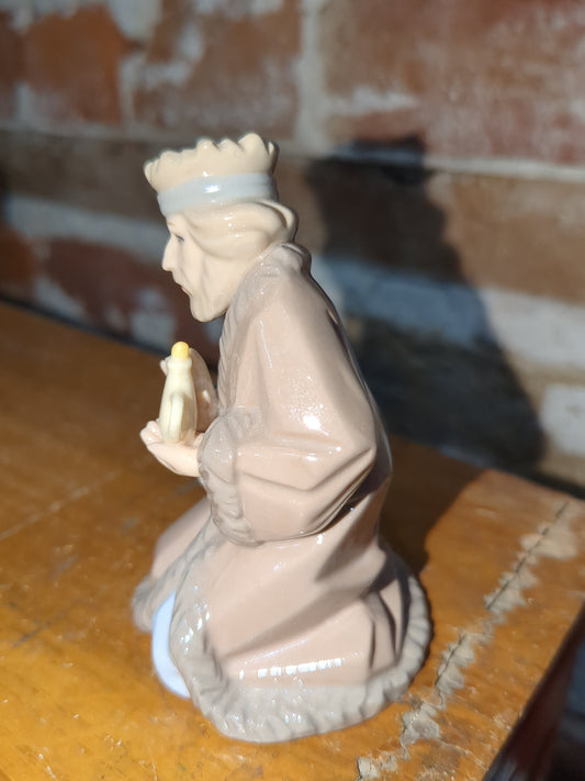 Vintage replacement piece for Hallmark ceramic 11 piece nativity set. WISEMAN #3 ONLY
