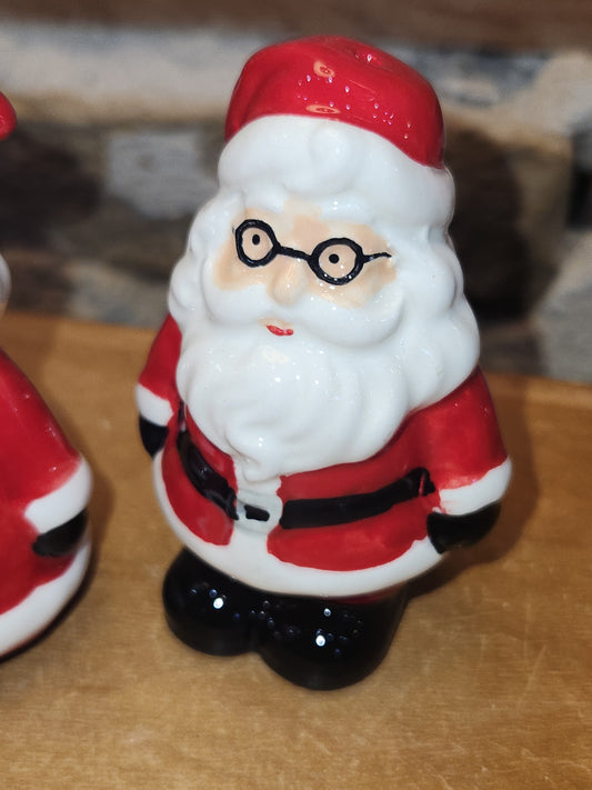 Salt and Pepper Shakers Santa and Mrs Claus sp14