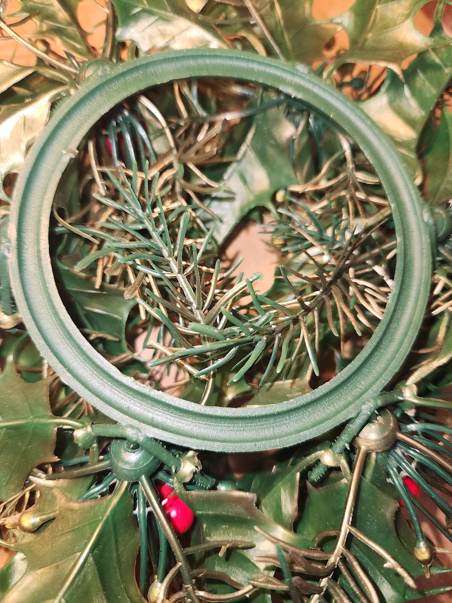 Vintage Christmas Candle Ring Centerpiece Plastic Greenery Holly Berry Evergreen cr2