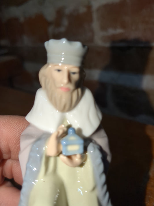 Vintage replacement piece for Hallmark ceramic 11 piece nativity set. WISEMAN #2 ONLY