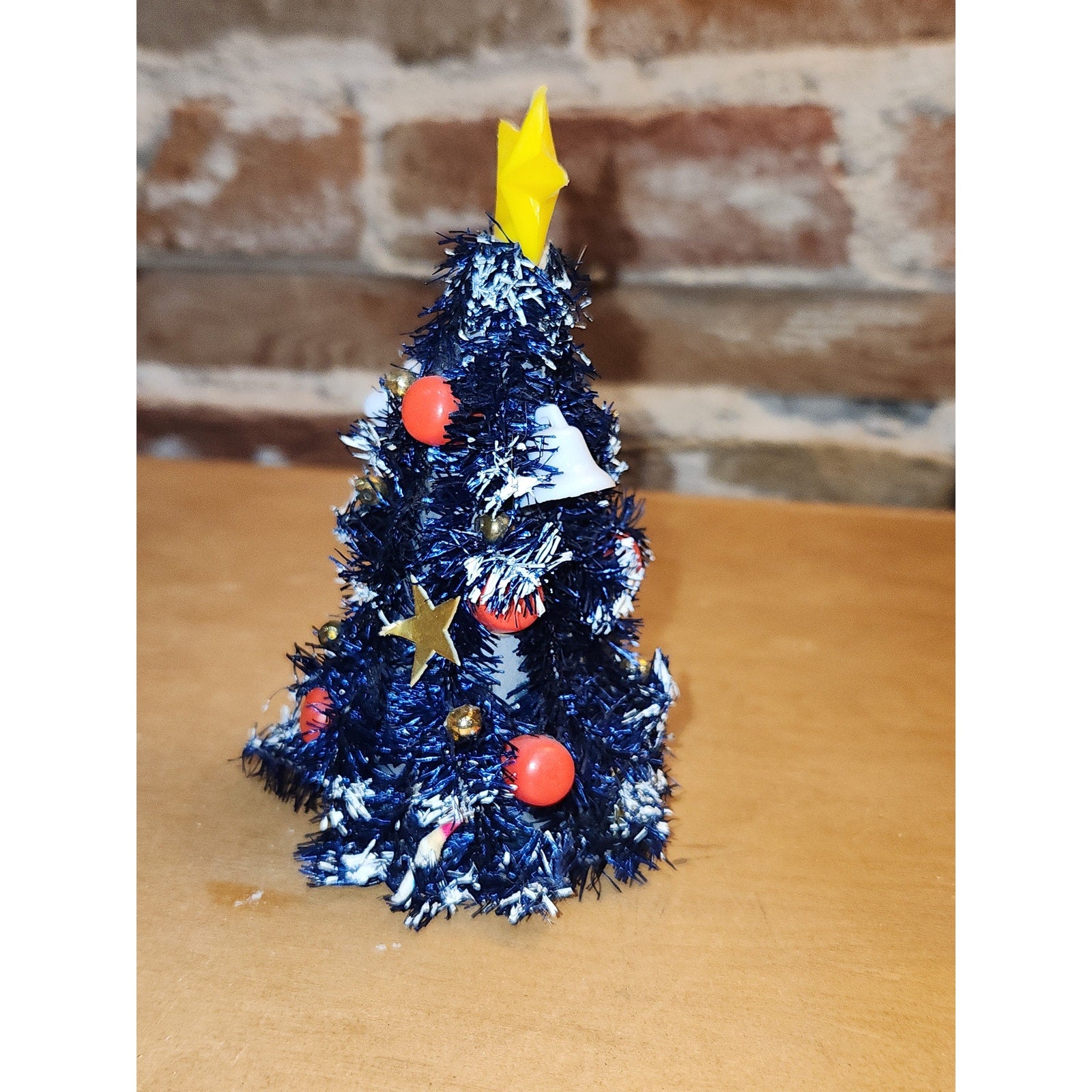 Vintage Bottle Brush Tree from 1950's Made in Japan Winking Merry Lite. Bulbs Glow UV light AS IS no lights no base bbt4