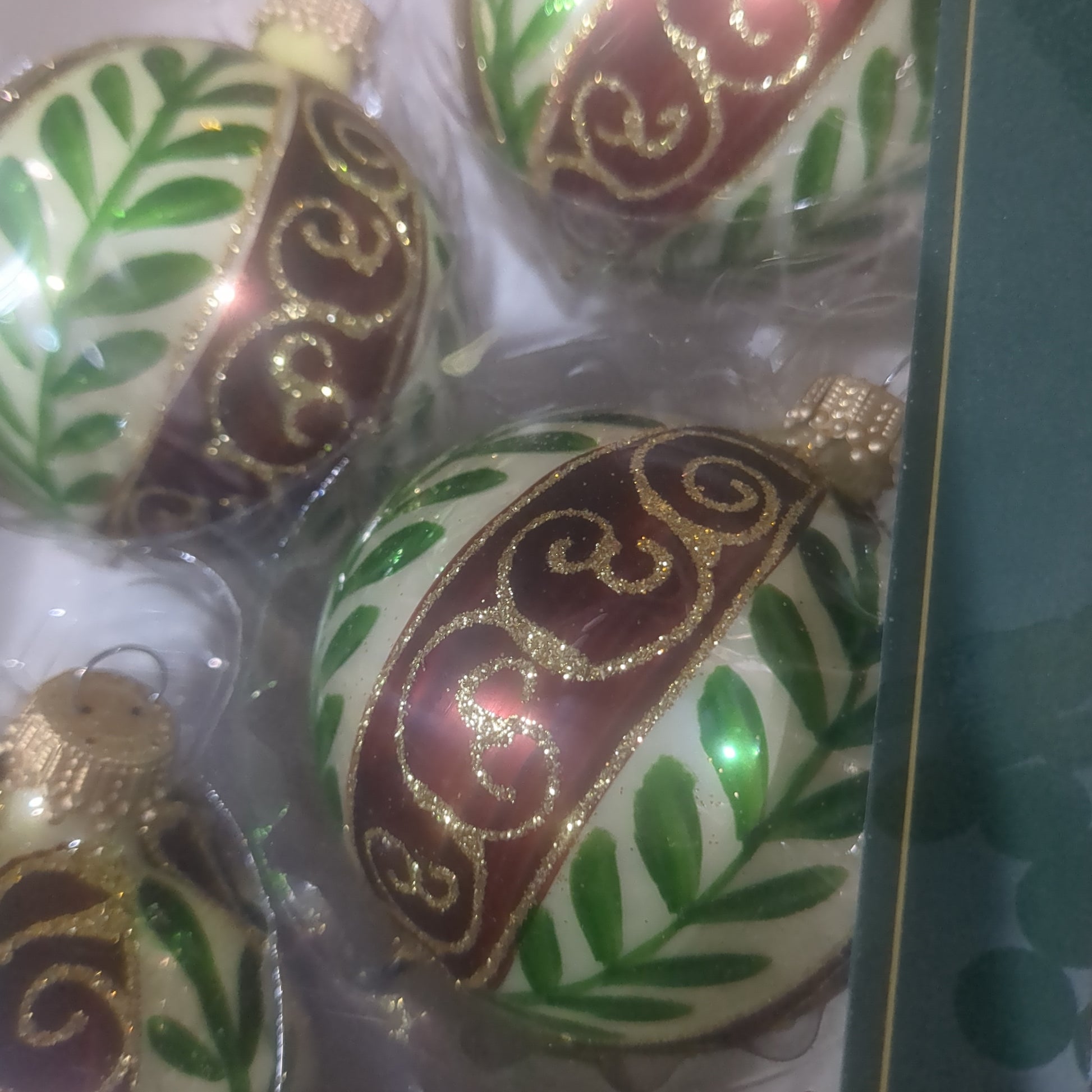 Ornament Chablis Gold Shapes Leaves Scrolls Gold Caps round