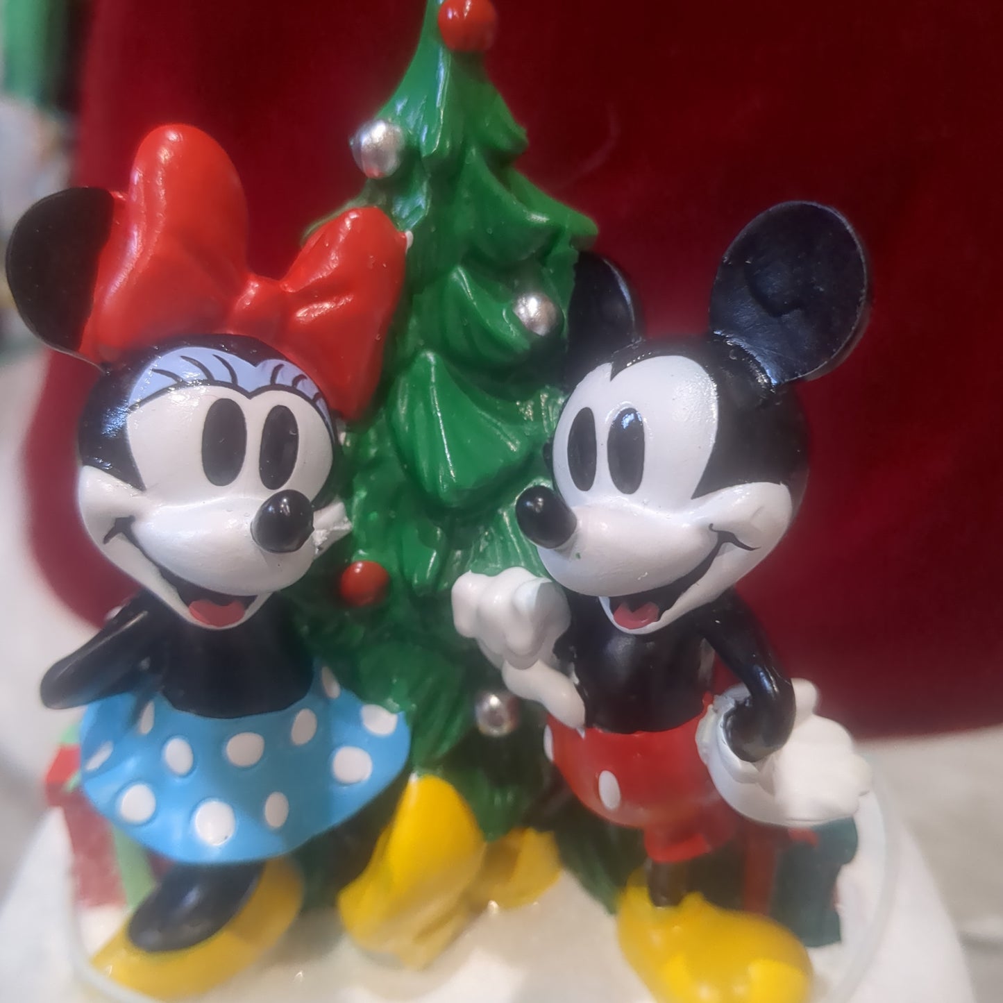 Sh5 Mickey and Minnie stocking holder