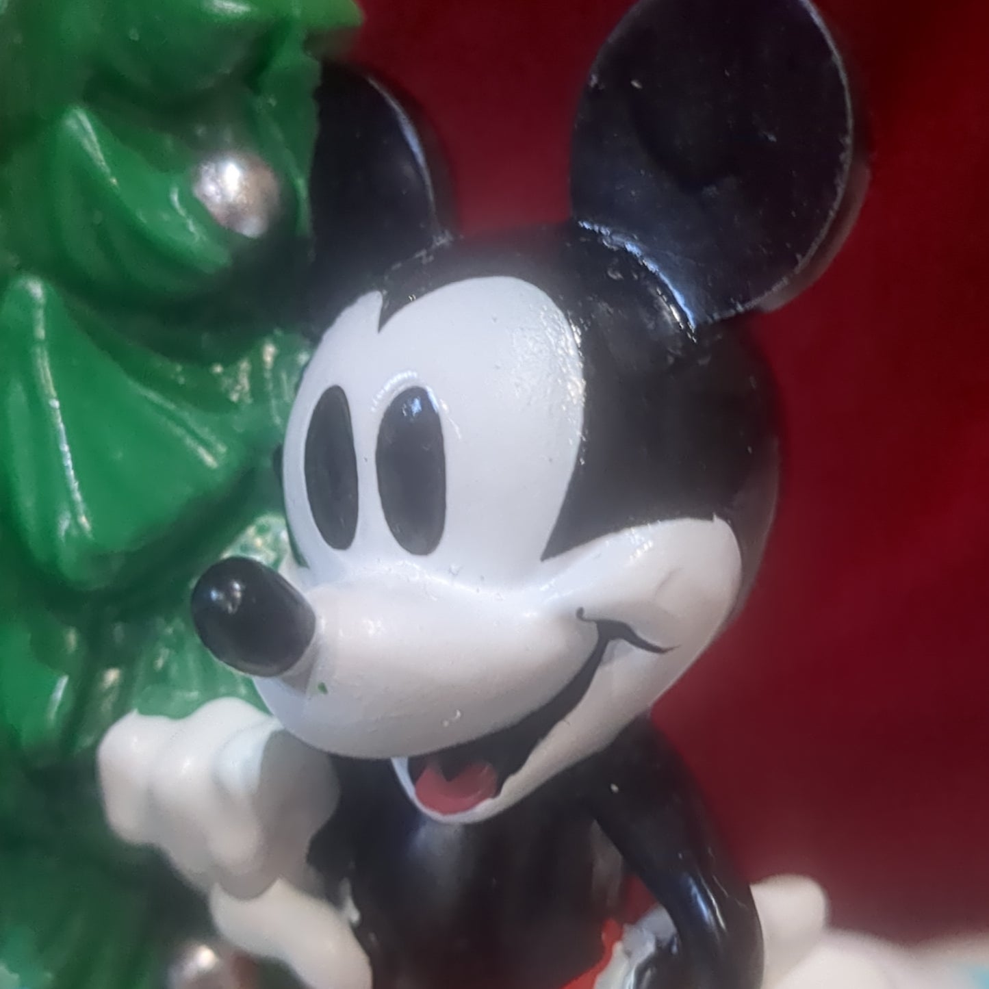 Sh5 Mickey and Minnie stocking holder