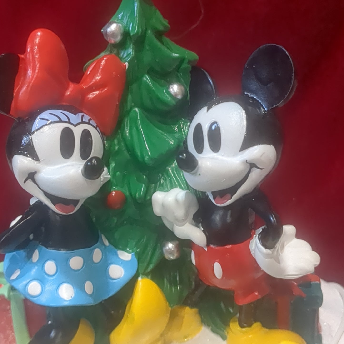 Sh5 Mickey and Minnie stocking holder