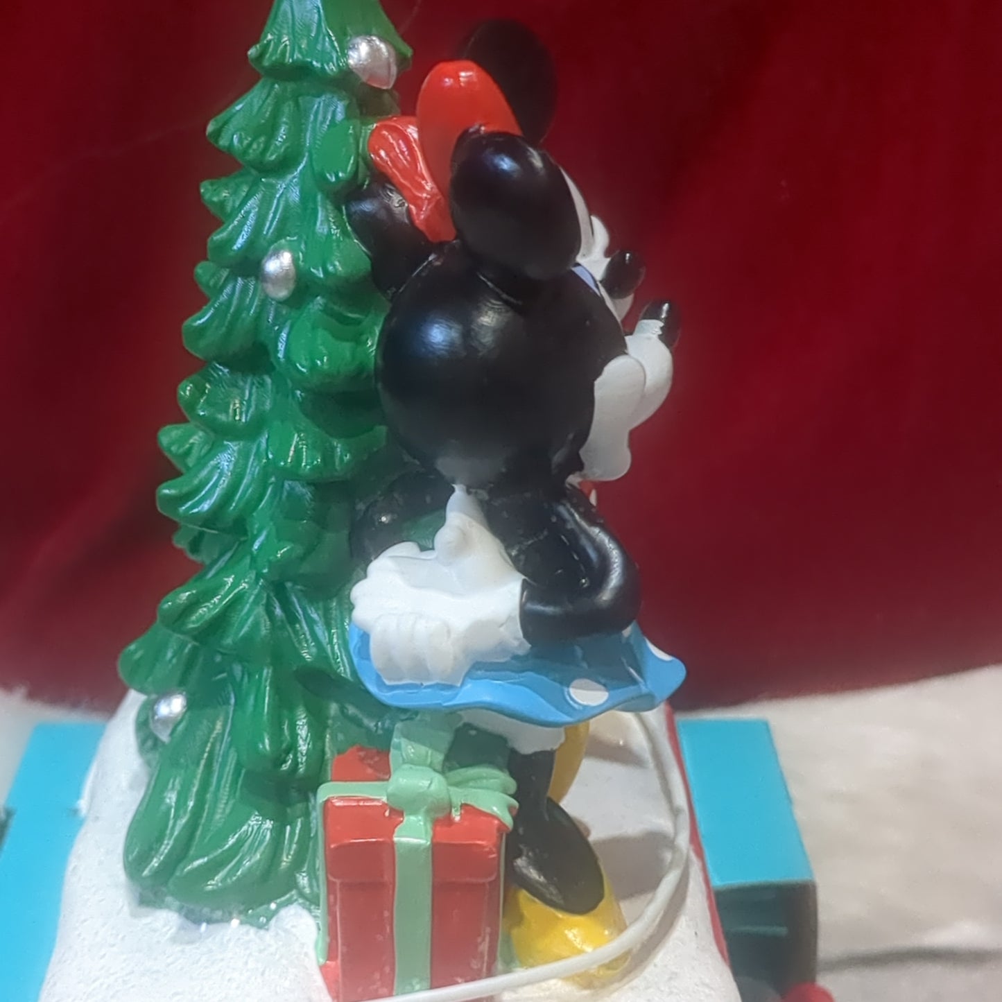 Sh5 Mickey and Minnie stocking holder