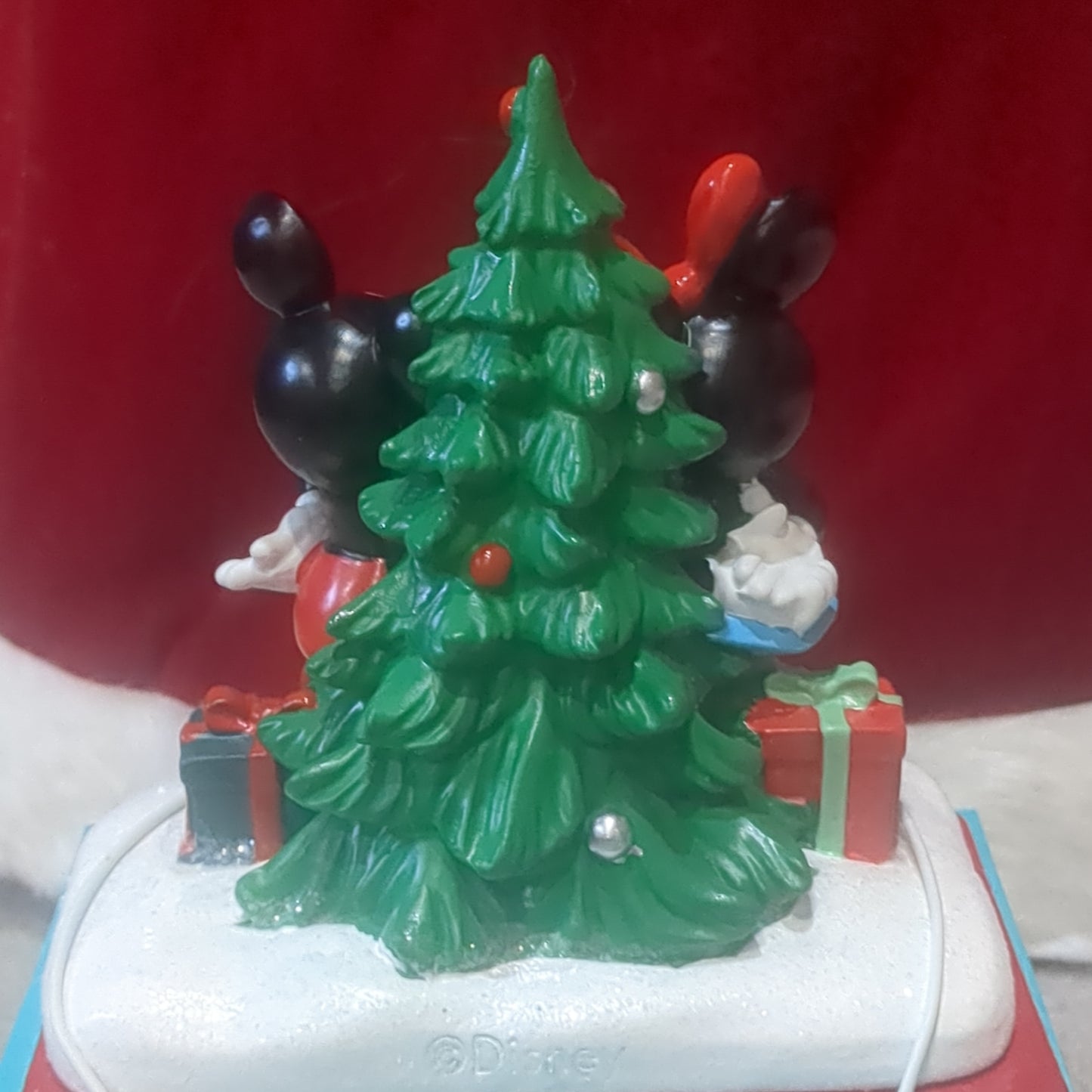 Sh5 Mickey and Minnie stocking holder