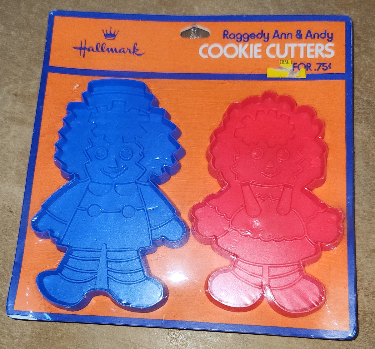 Vintage Collectible Cookie Cutter Hallmark Raggedy Ann & Andy 4 1/2"