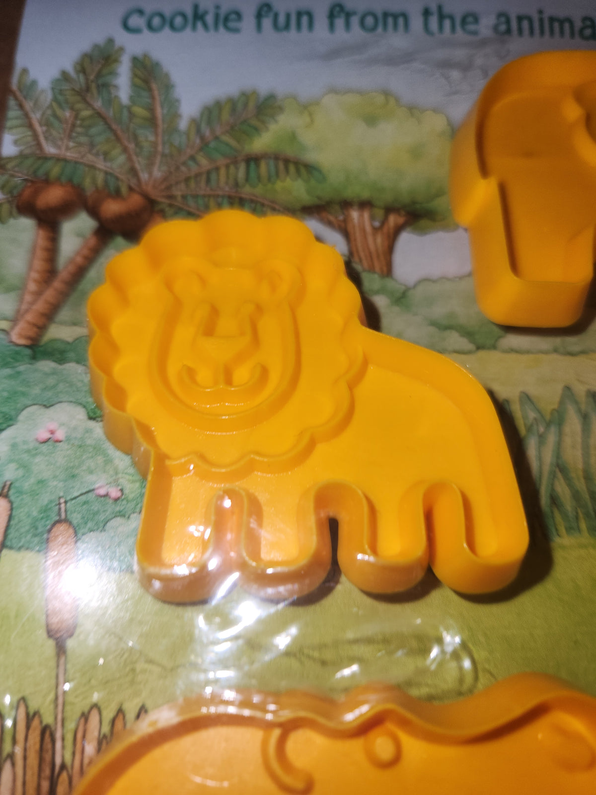 Vintage Collectible Cookie Cutter Hallmark Animal Snacks NOS