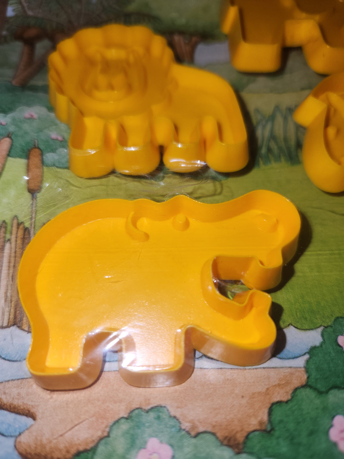Vintage Collectible Cookie Cutter Hallmark Animal Snacks NOS