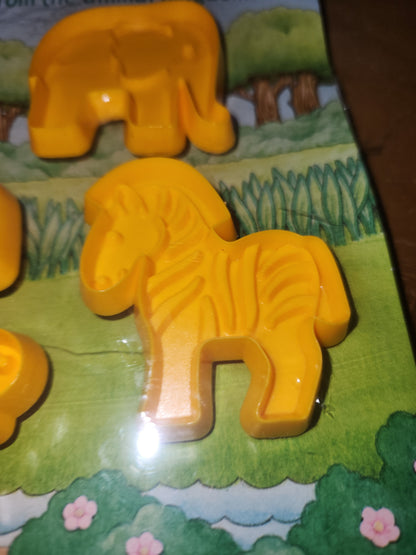 Vintage Collectible Cookie Cutter Hallmark Animal Snacks NOS