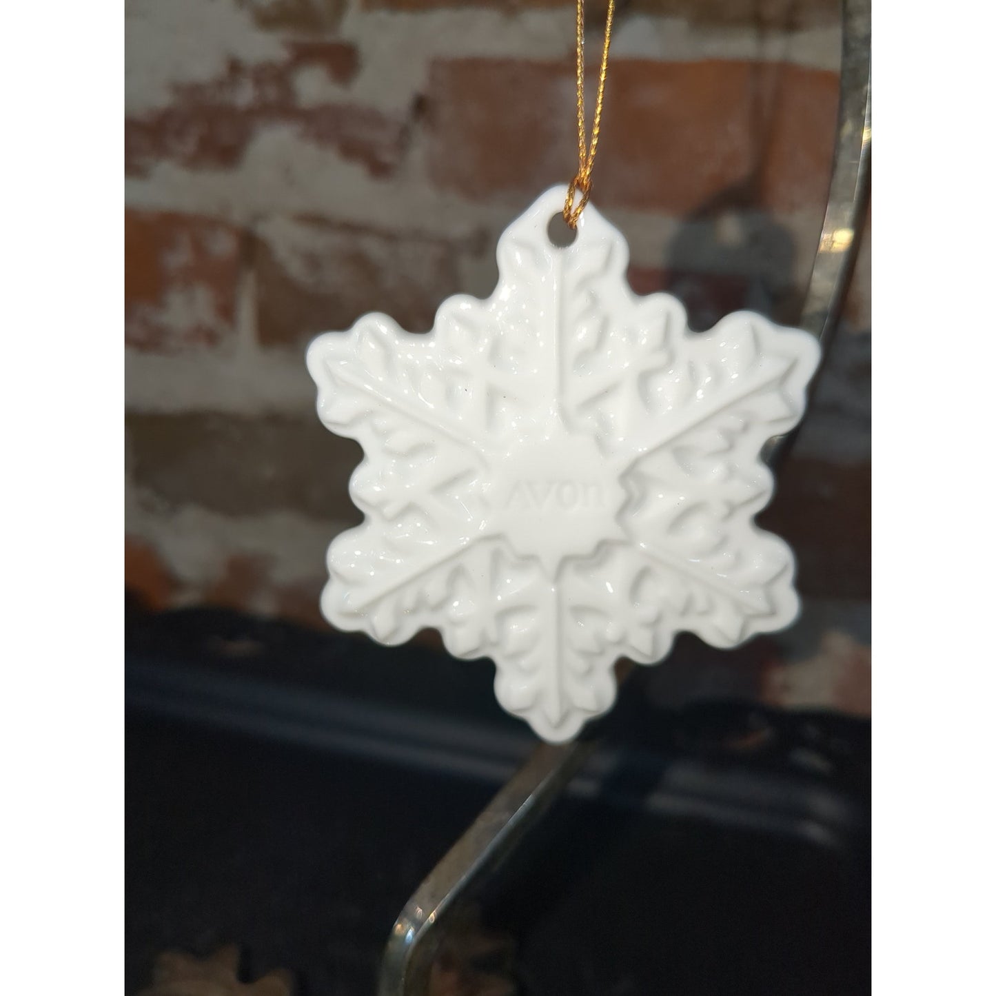 Vintage 1982 Avon Christmas Remembrance White Ceramic Snowflake Ornament with box. A7650