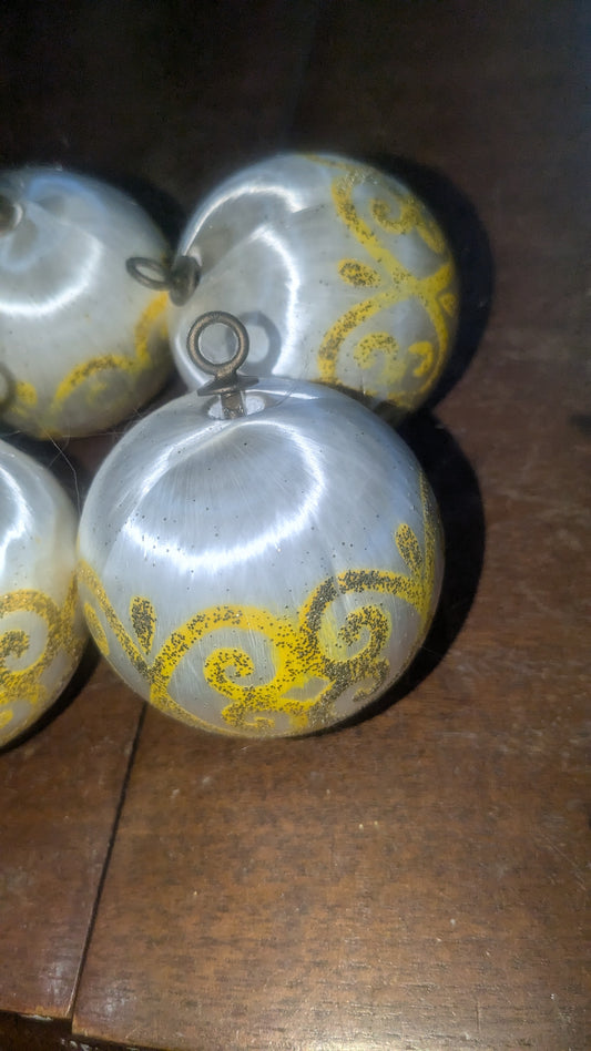 082 Vintage satin ornaments