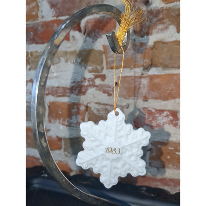 Vintage 1982 Avon Christmas Remembrance White Ceramic Snowflake Ornament with box. A7650