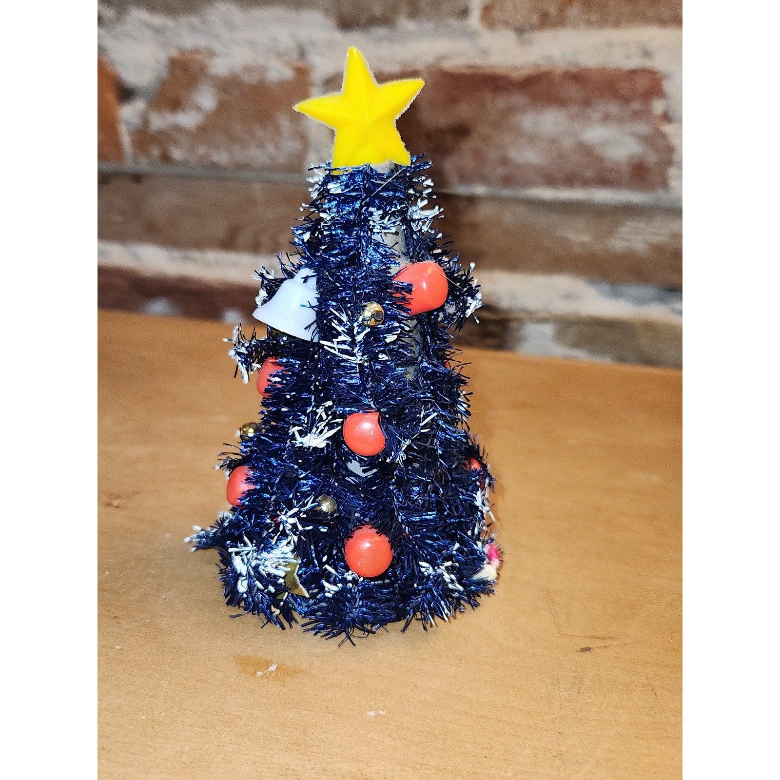 Vintage Bottle Brush Tree from 1950's Made in Japan Winking Merry Lite. Bulbs Glow UV light AS IS no lights no base bbt4