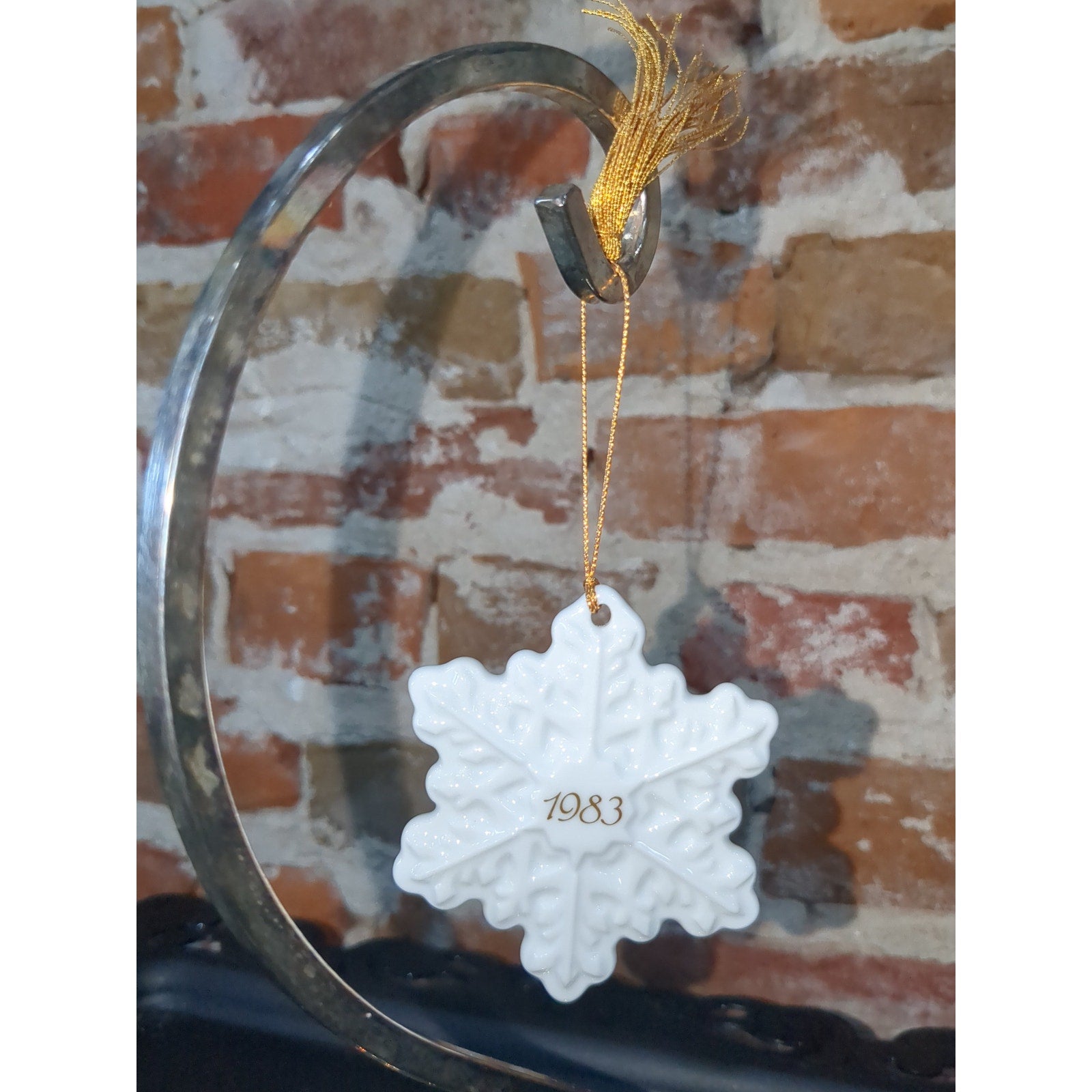Vintage 1982 Avon Christmas Remembrance White Ceramic Snowflake Ornament with box. A7650