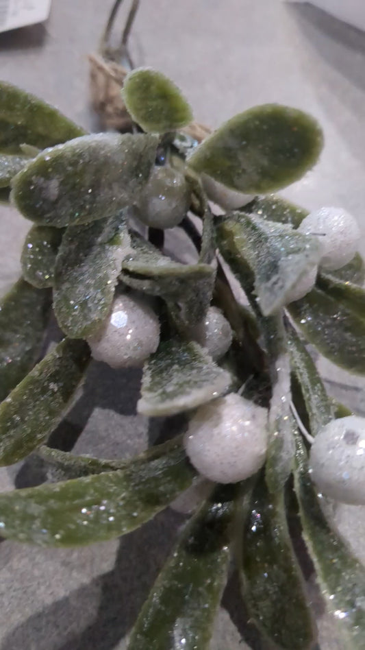 Glittered Mistletoe Ornament mo3