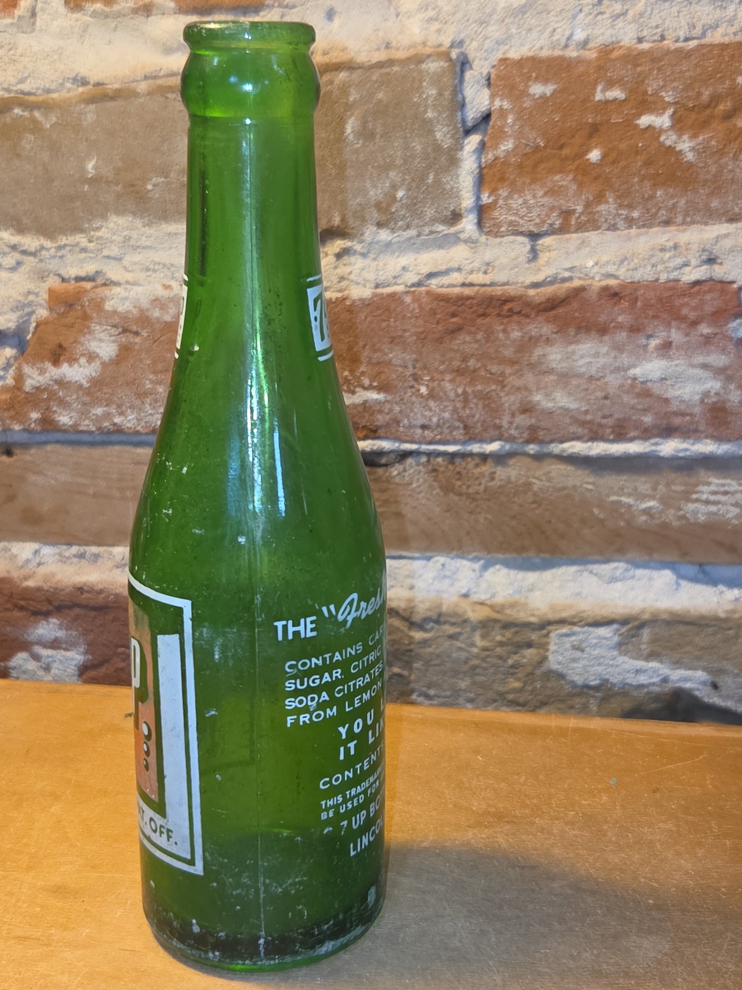 Vintage Soda Bottle 7-Up Bubbles & Swimsuit Lady Green Glass Lincoln vsb6l