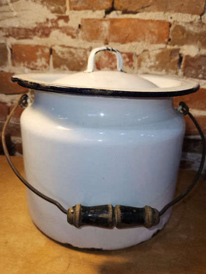 Vintage Enamelware Pot with Lid and Carry Handle Chamber Pot ew112