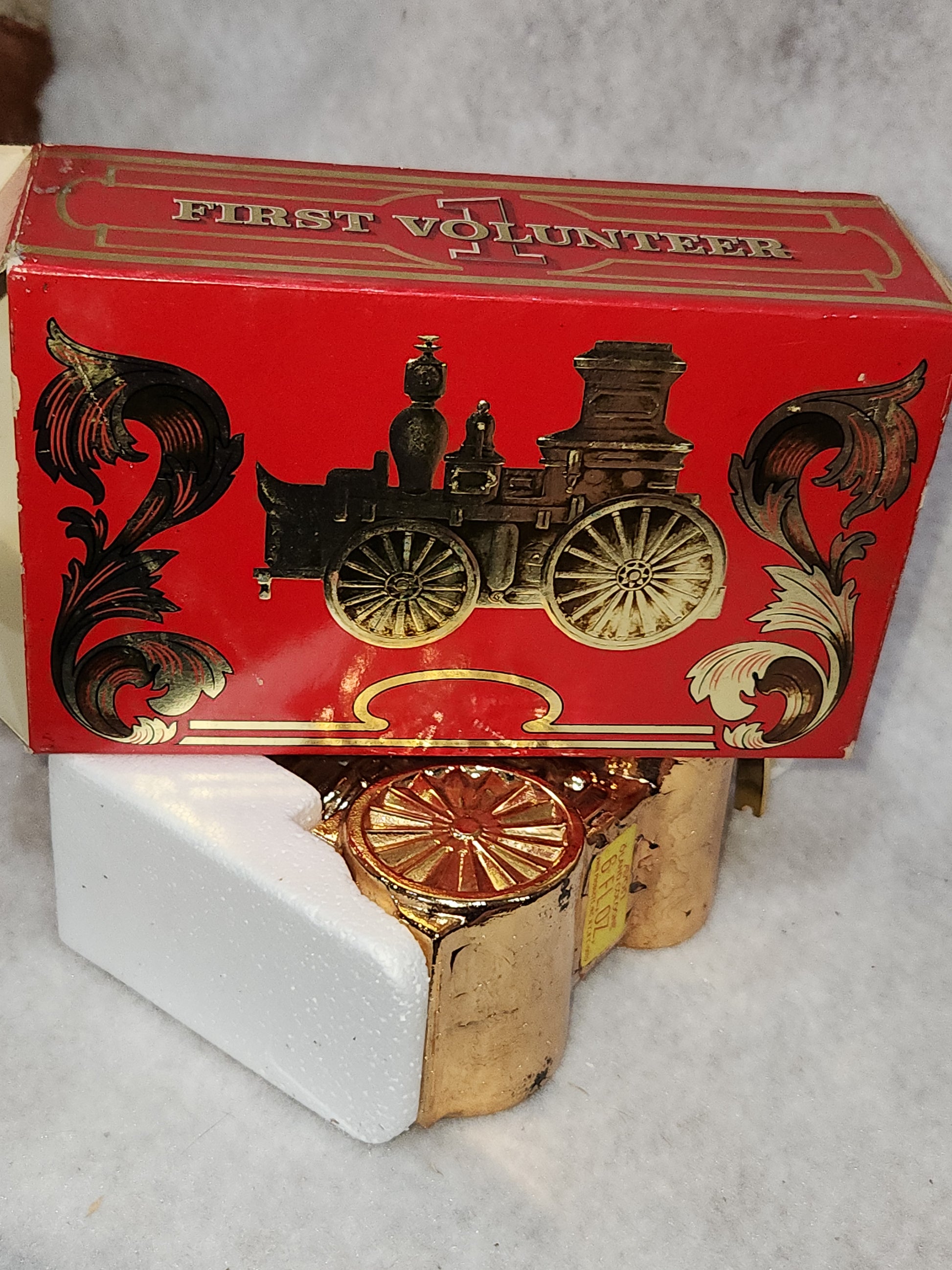Avon Decanter First Volunteer gold fire truck Oland Cologne CLEARANCE av561