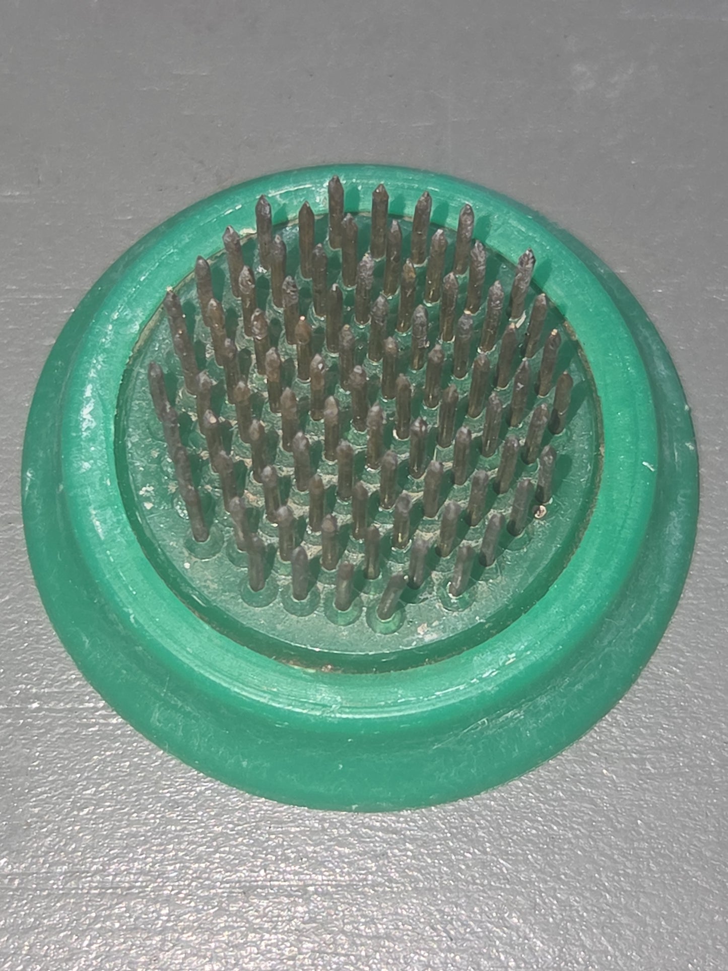 Vintage Flower Frog Plastic Green Metal Sharp Pins ff54