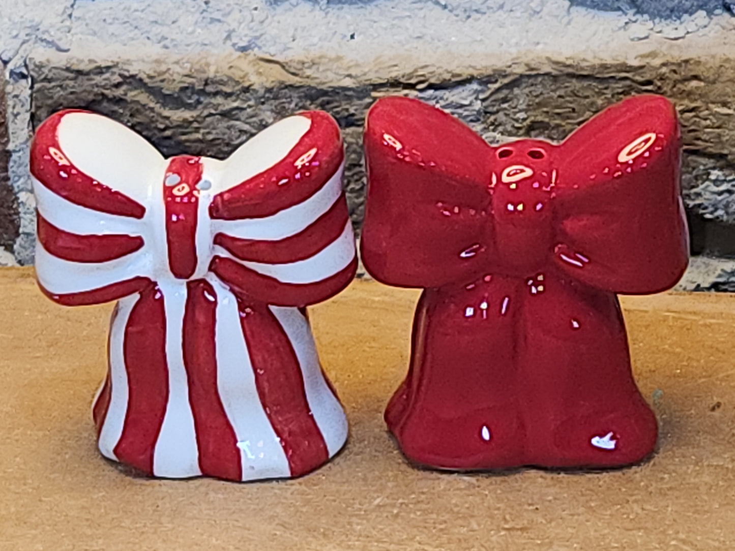 Salt and Pepper Shakers Ribbons Bows Red and Stripped sp13