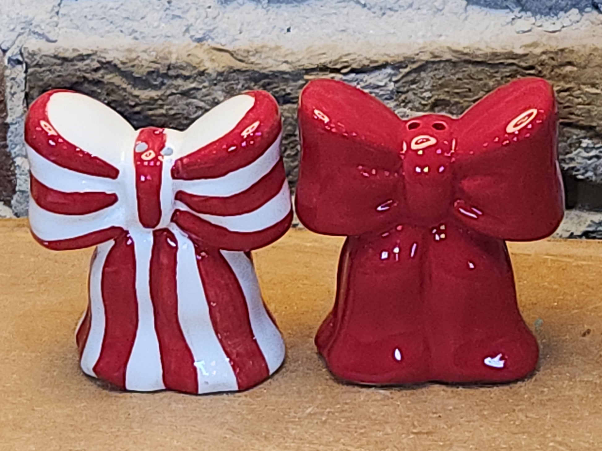 Salt and Pepper Shakers Ribbons Bows Red and Stripped sp13
