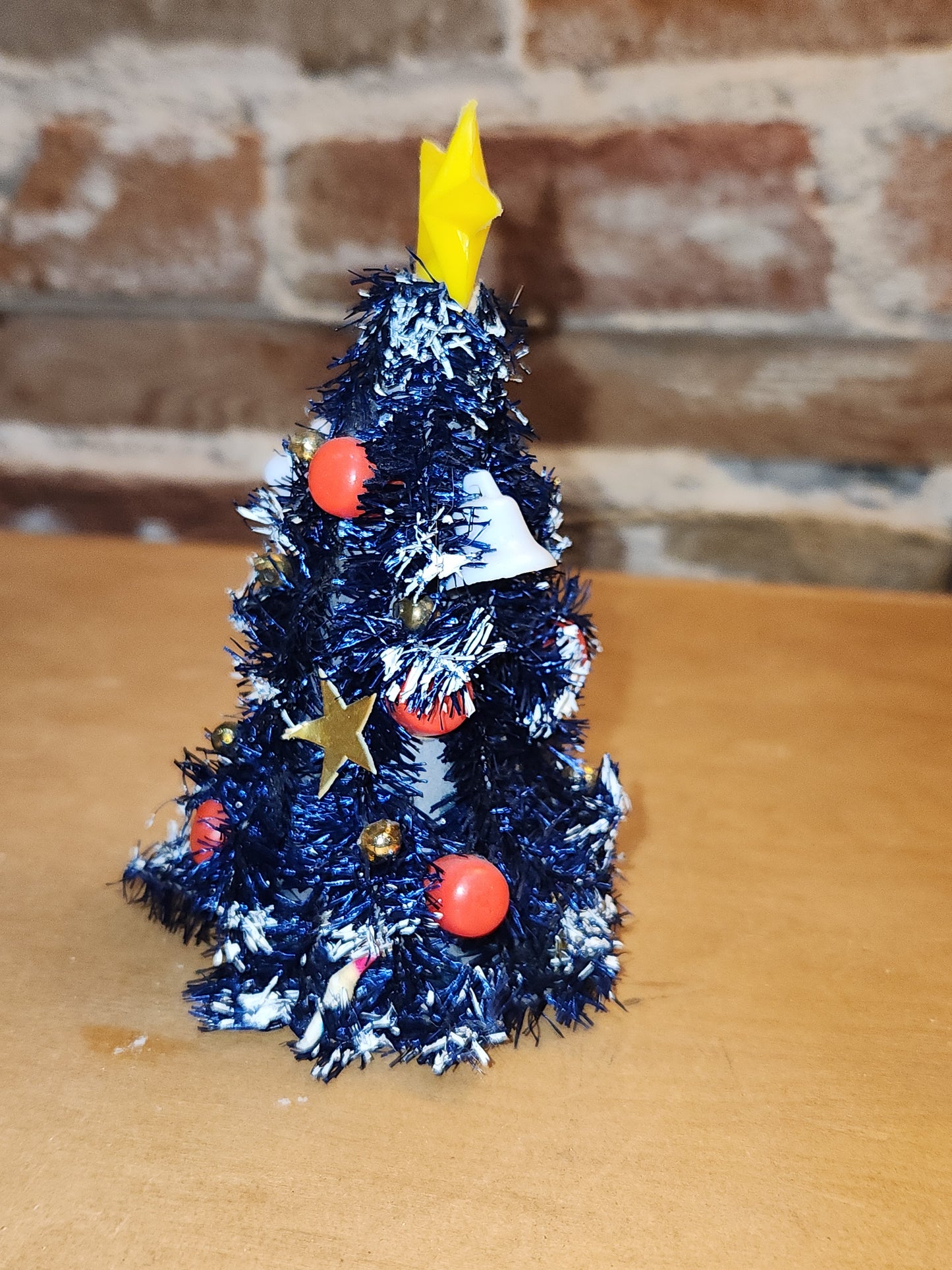Vintage Bottle Brush Tree from 1950's Made in Japan Winking Merry Lite. Bulbs Glow UV light AS IS no lights no base bbt4