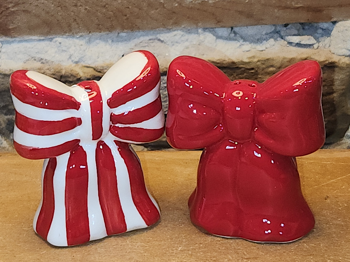 Salt and Pepper Shakers Ribbons Bows Red and Stripped sp13