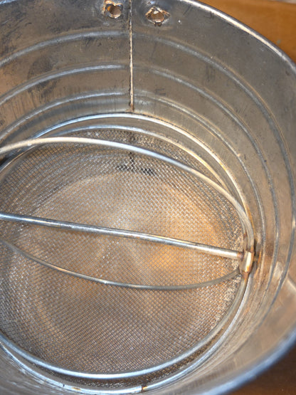 Bromwell's Vintage 5-Cup Measuring Flour Sifter with Red Turn Crank and Handle fs88