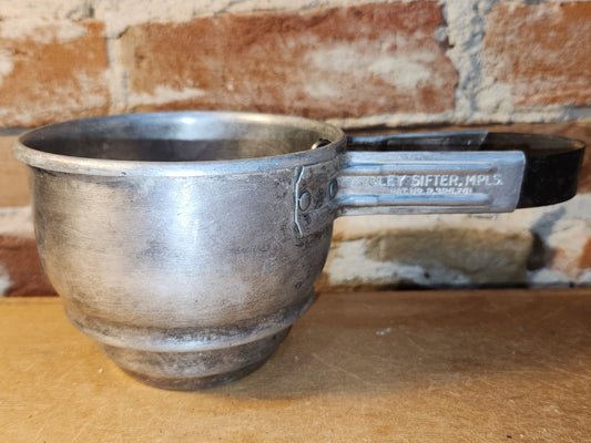111 Vintage Foley Small Aluminum Flour Sifter squeeze handle 1 to 2 cup Pat. NO 2322676 fs7