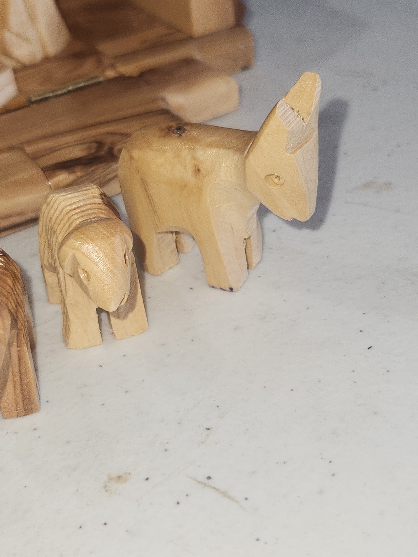 Mini Stable with hard cut nativity figures nat89