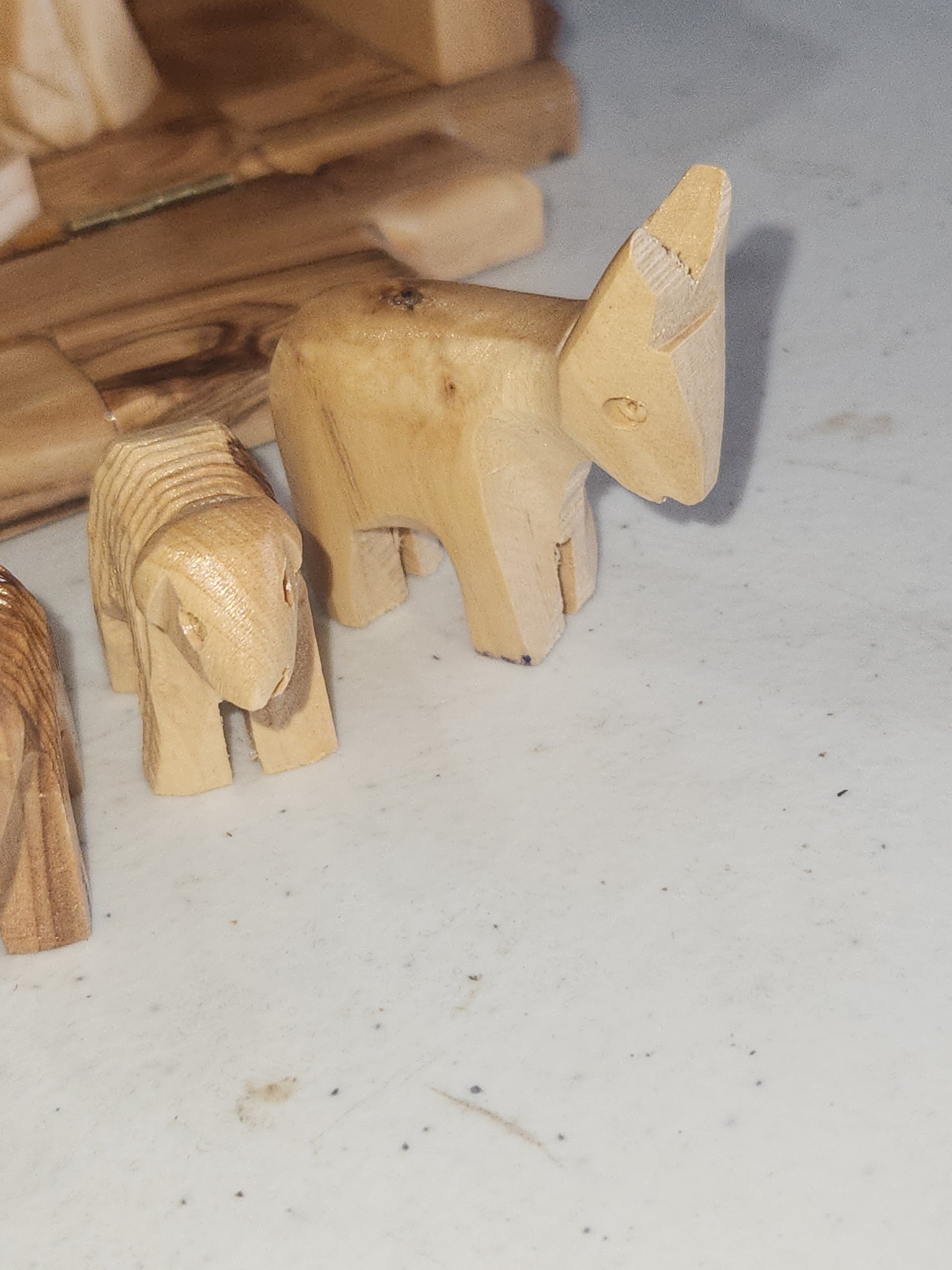 Mini Stable with hard cut nativity figures nat89