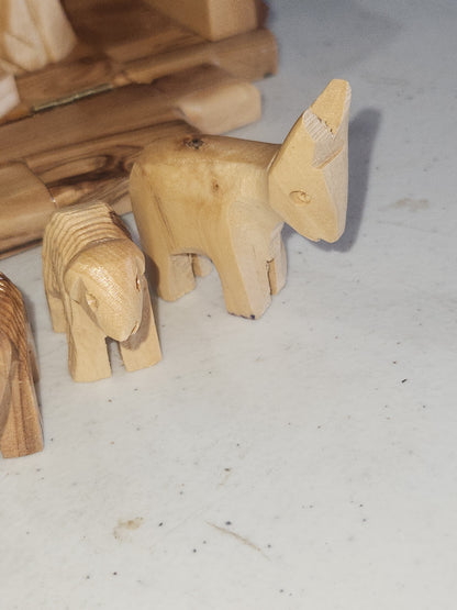 Mini Stable with hard cut nativity figures nat89