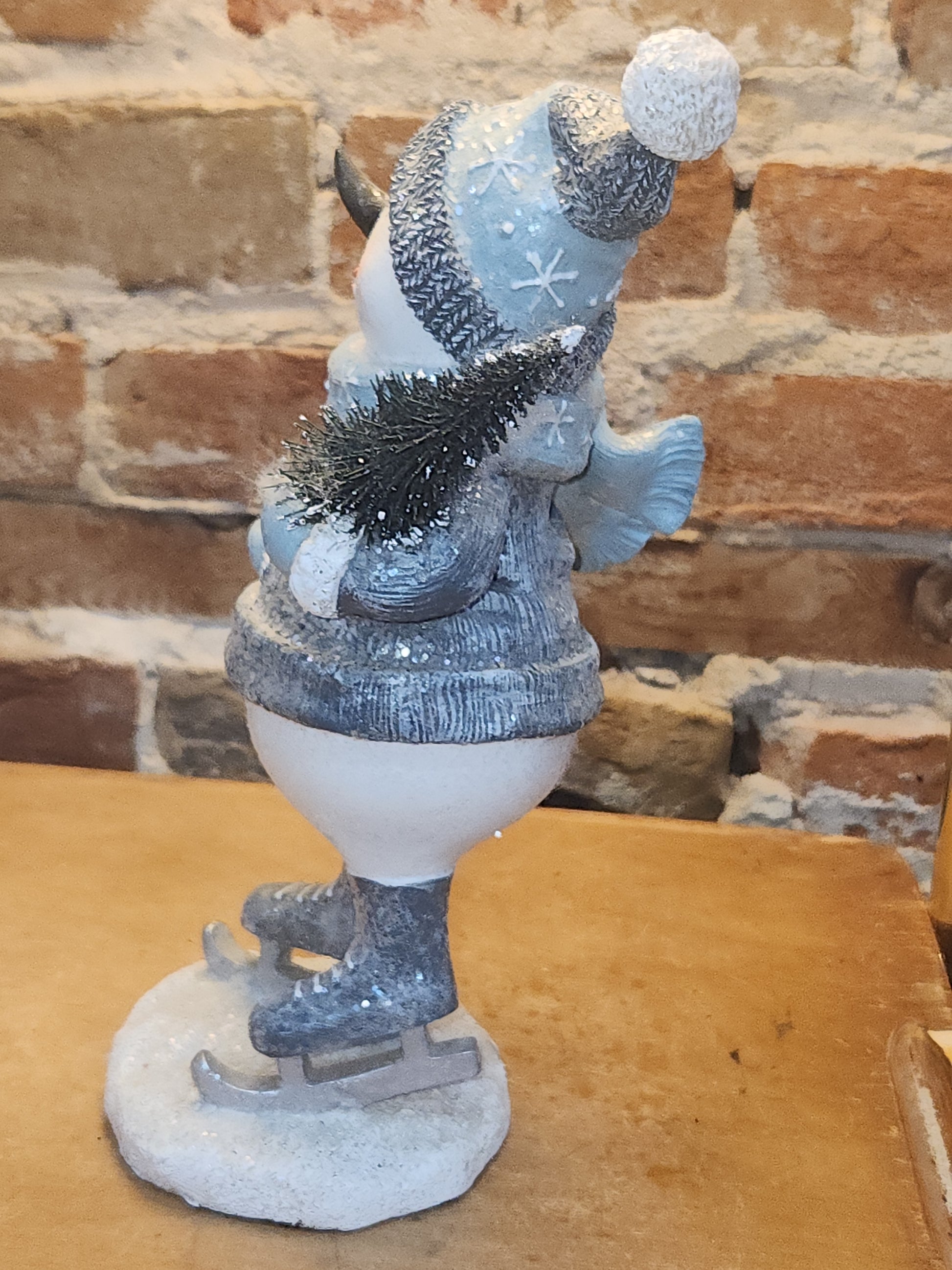 Resin Skating Snowman Blue White with Tree sm07