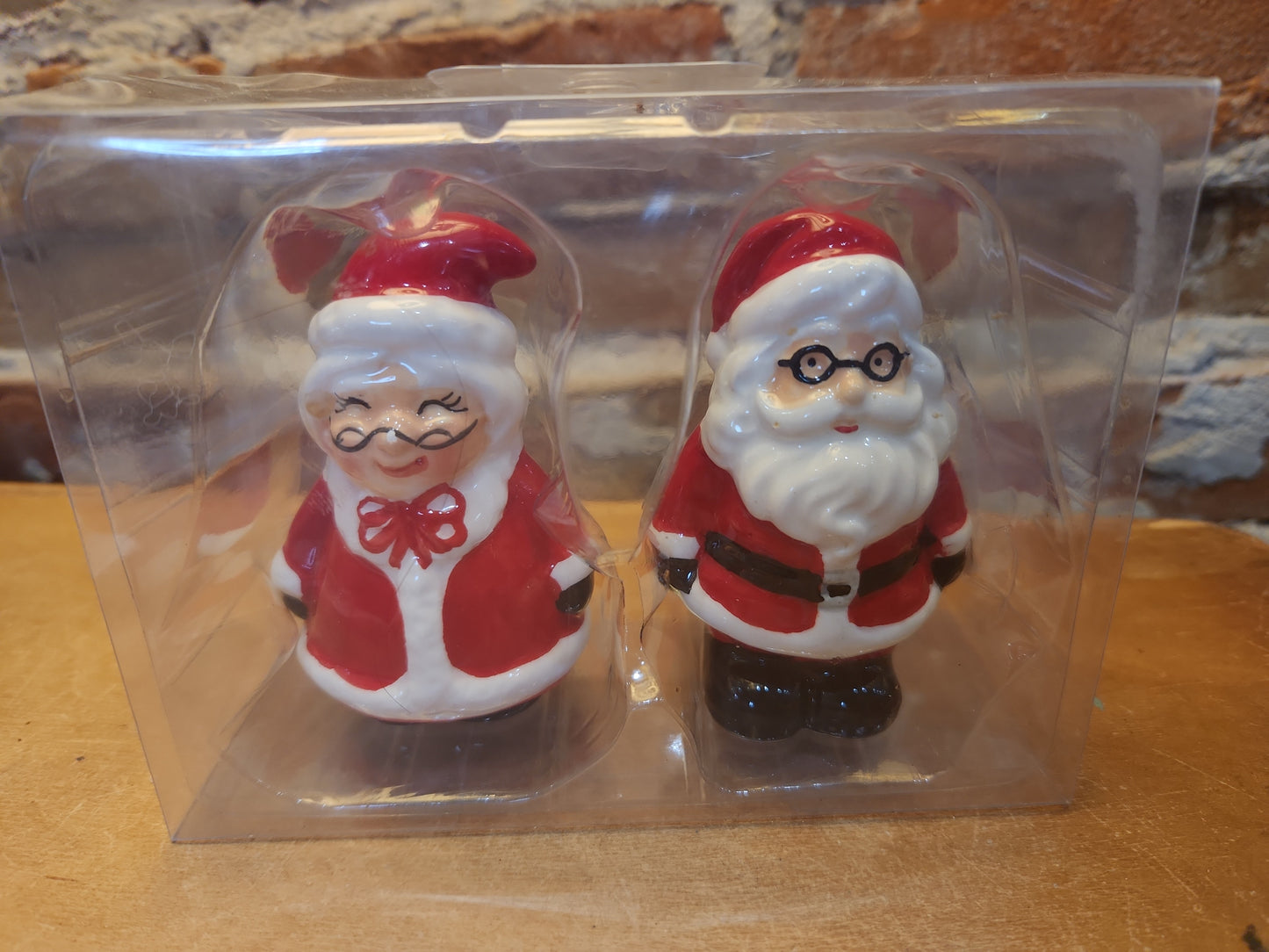 Salt and Pepper Shakers Santa and Mrs Claus sp14