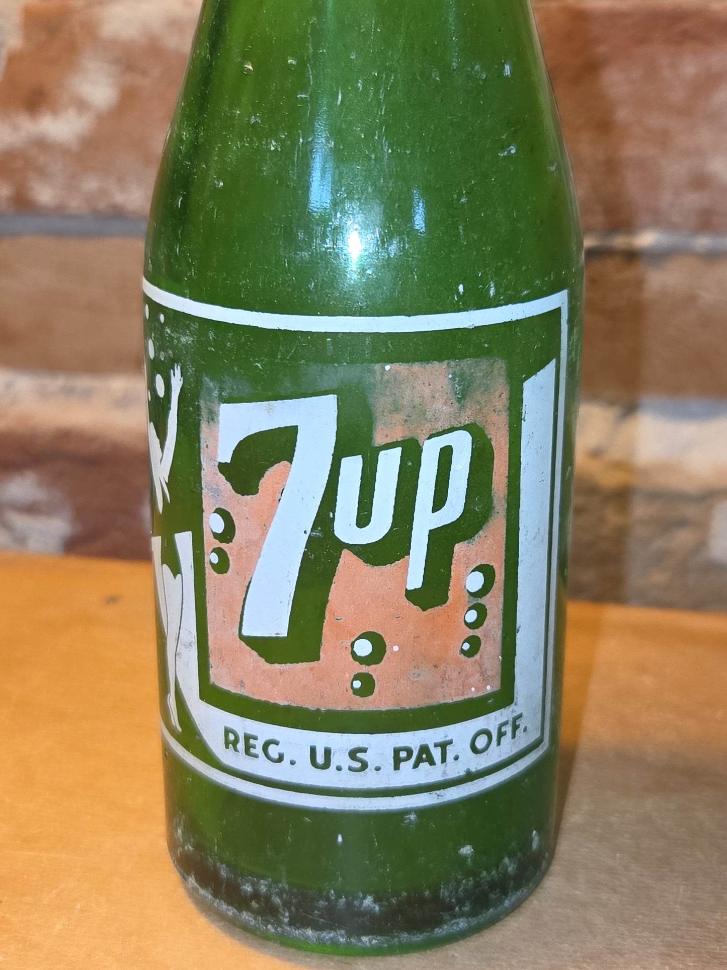 Vintage Soda Bottle 7-Up Bubbles & Swimsuit Lady Green Glass Lincoln vsb6l