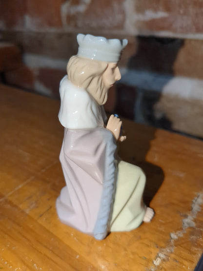 Vintage replacement piece for Hallmark ceramic 11 piece nativity set. WISEMAN #2 ONLY