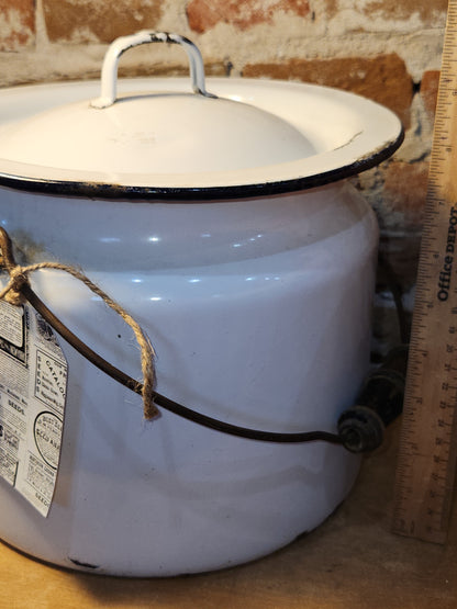 Vintage Enamelware Pot with Lid and Carry Handle Chamber Pot ew112