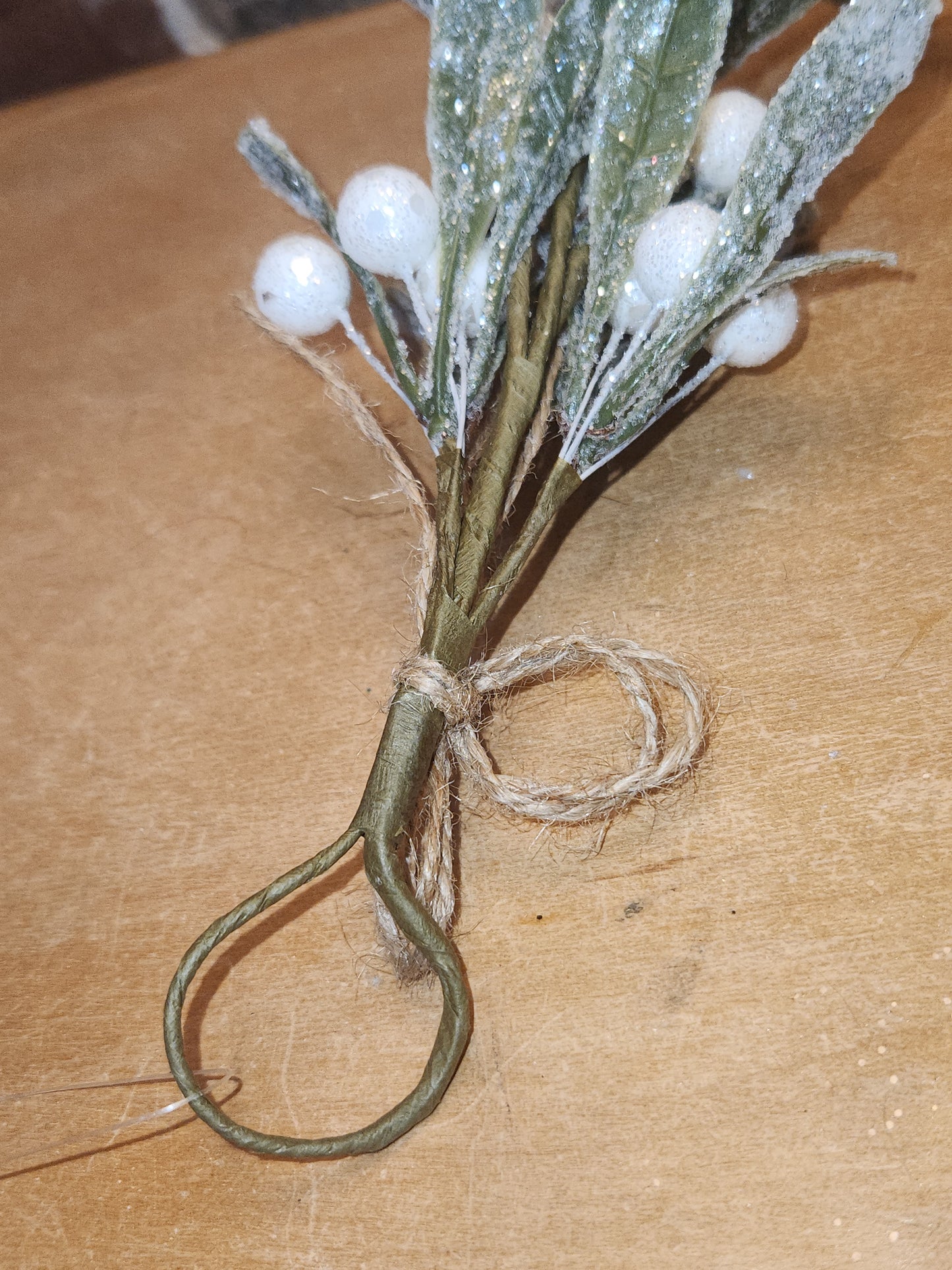 Glittered Mistletoe Ornament mo3