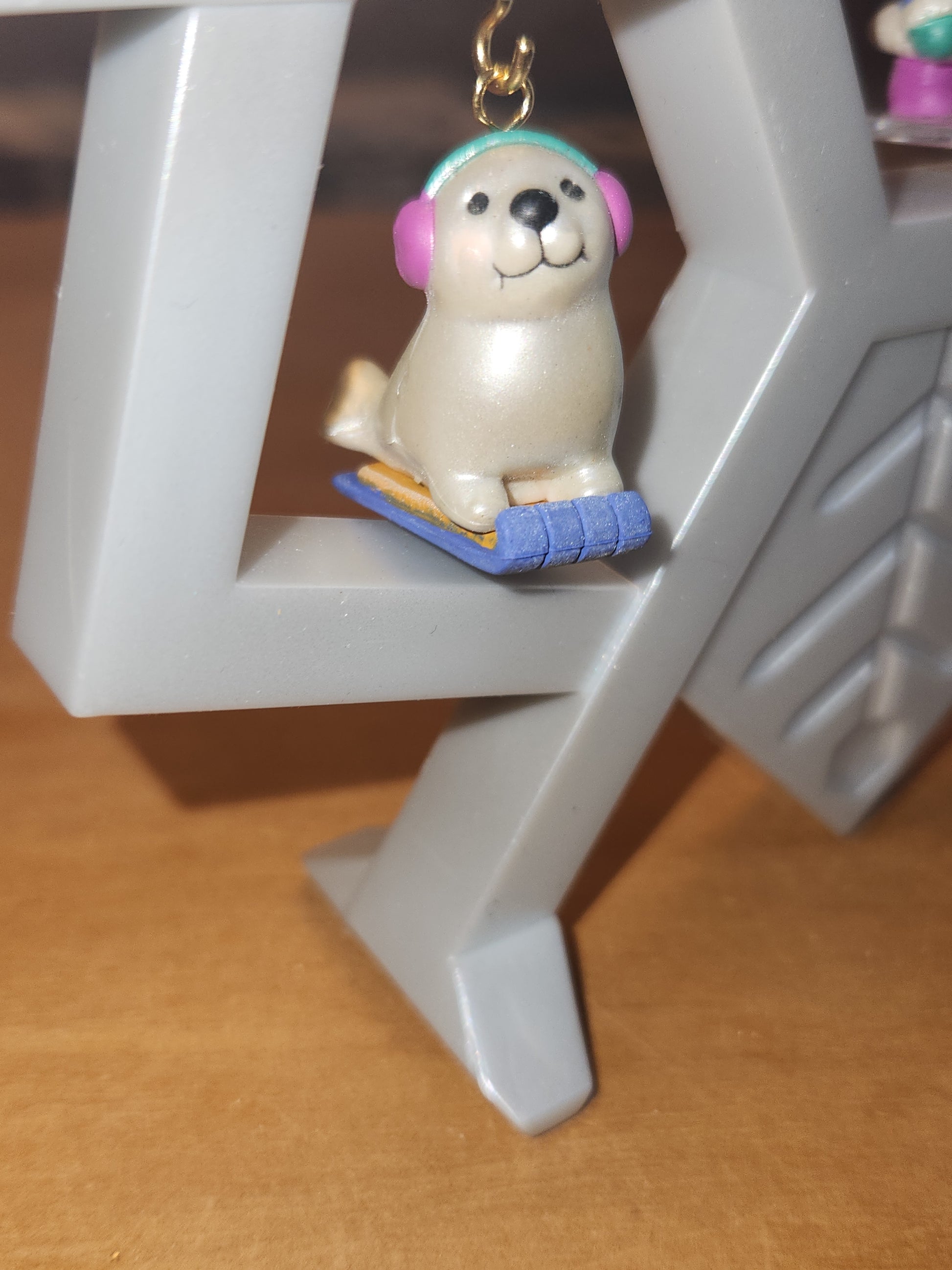 Vintage Avon Wee Winter Friends Display Stand Along With Set Of Four Wee Winter Friends Penguine, Seal, Polar Bear, Eskimo NO BOX ww67 CLEARANCE