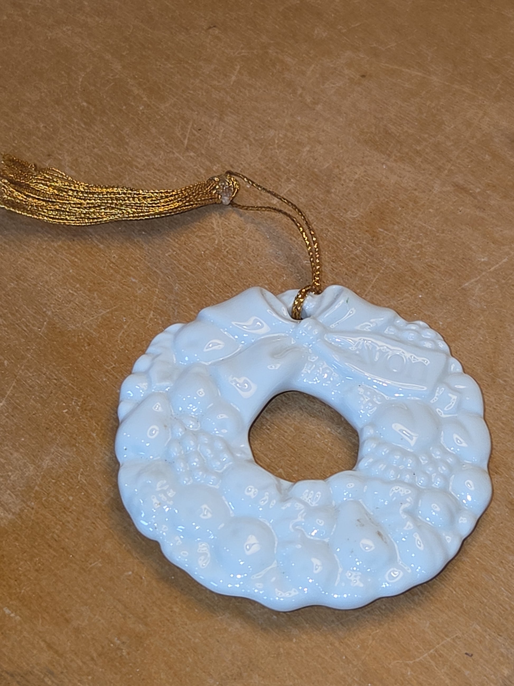 Vintage Avon Christmas Ceramic Wreath Ornament 1980
