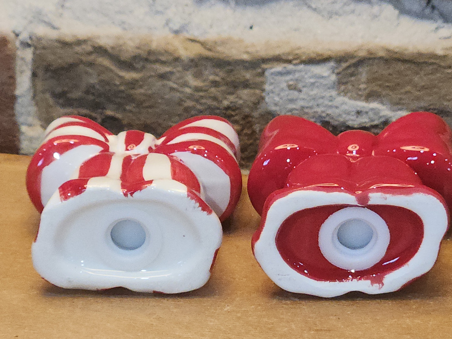 Salt and Pepper Shakers Ribbons Bows Red and Stripped sp13