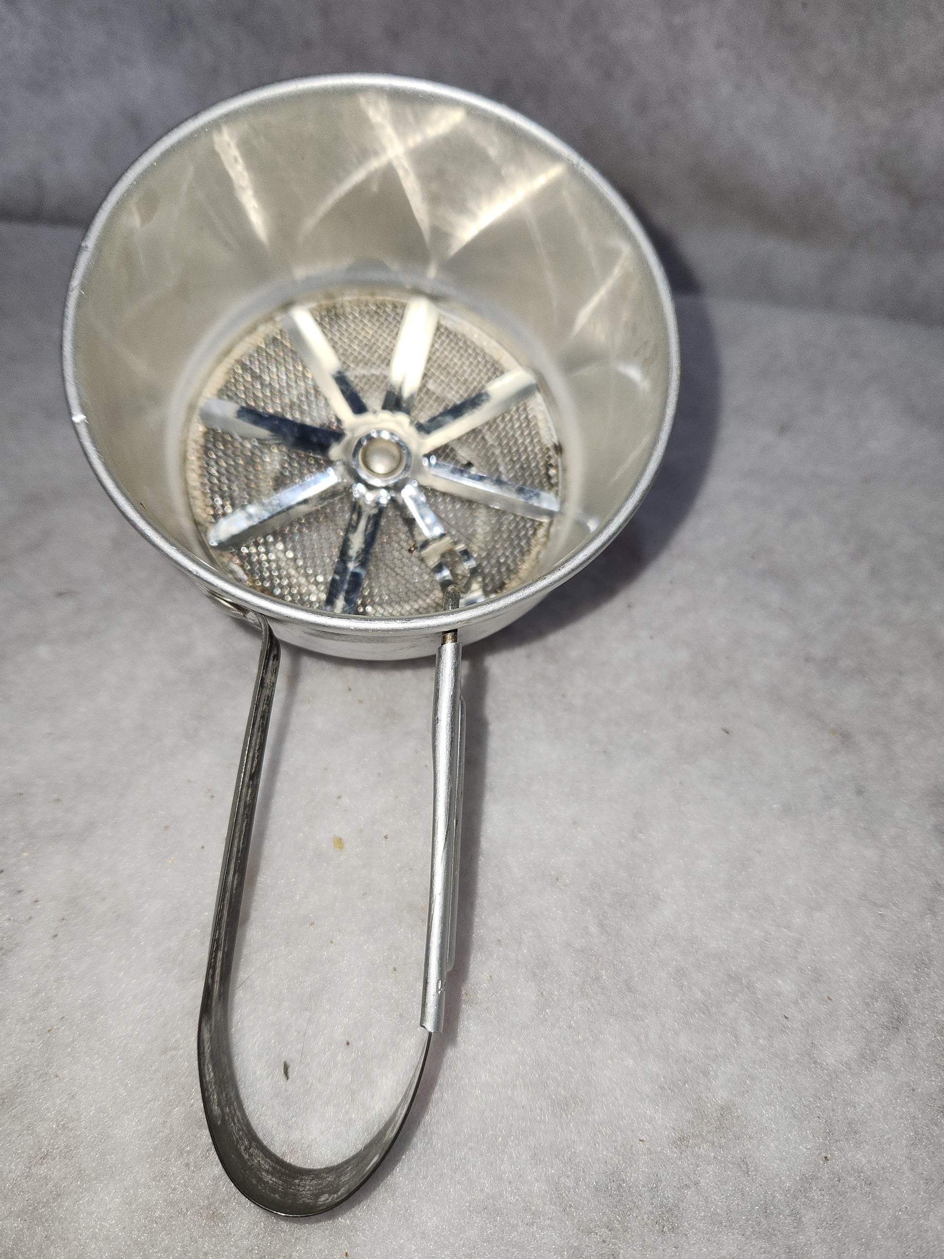 Vintage Foley Small Aluminum Flour Sifter squeeze handle 1 to 2 cup Pat. NO 2322676 fs7