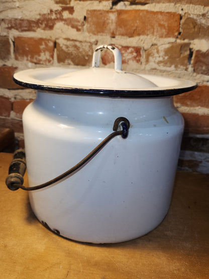Vintage Enamelware Pot with Lid and Carry Handle Chamber Pot ew112