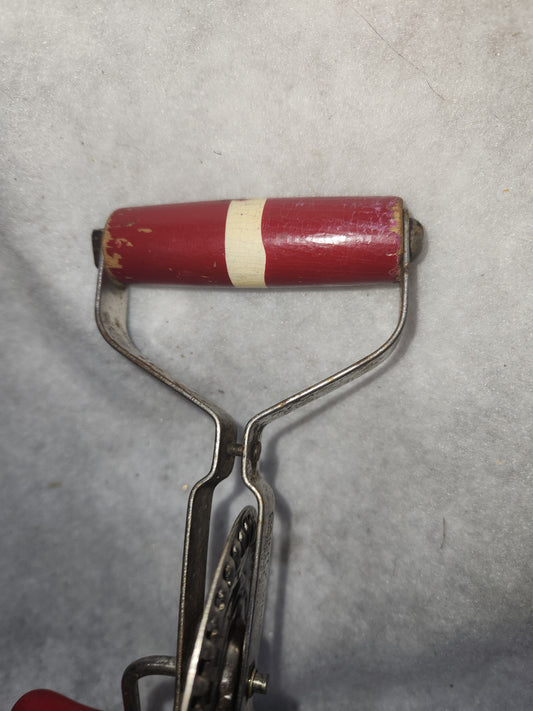 Vintage Dainty Whirl Hand Mixer Beater with Red Wood Handle and knob mix7