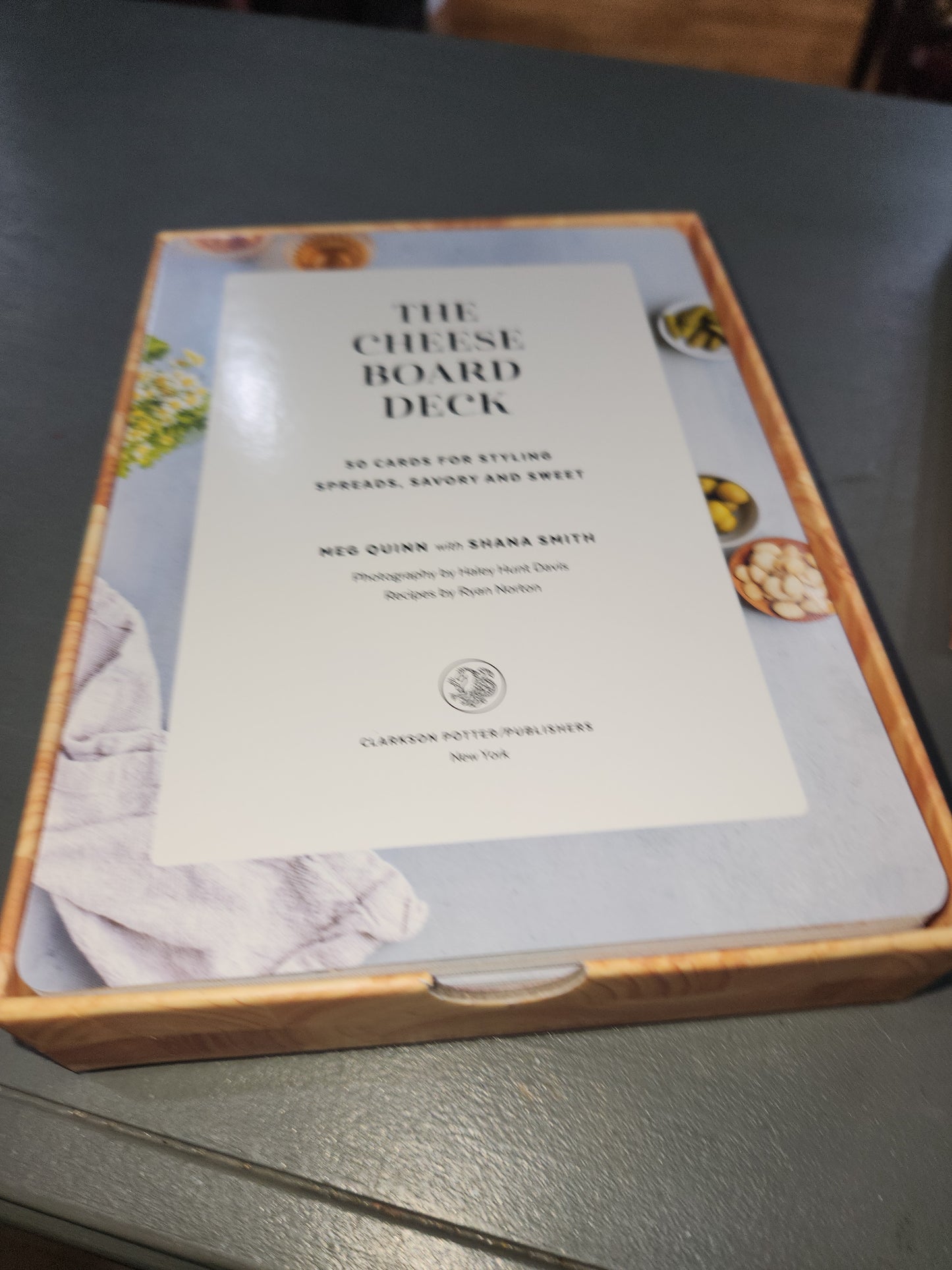 The Cheese Board Deck: 50 Cards For Styling Spreads, Savory & Sweet Meg Quinn bk02