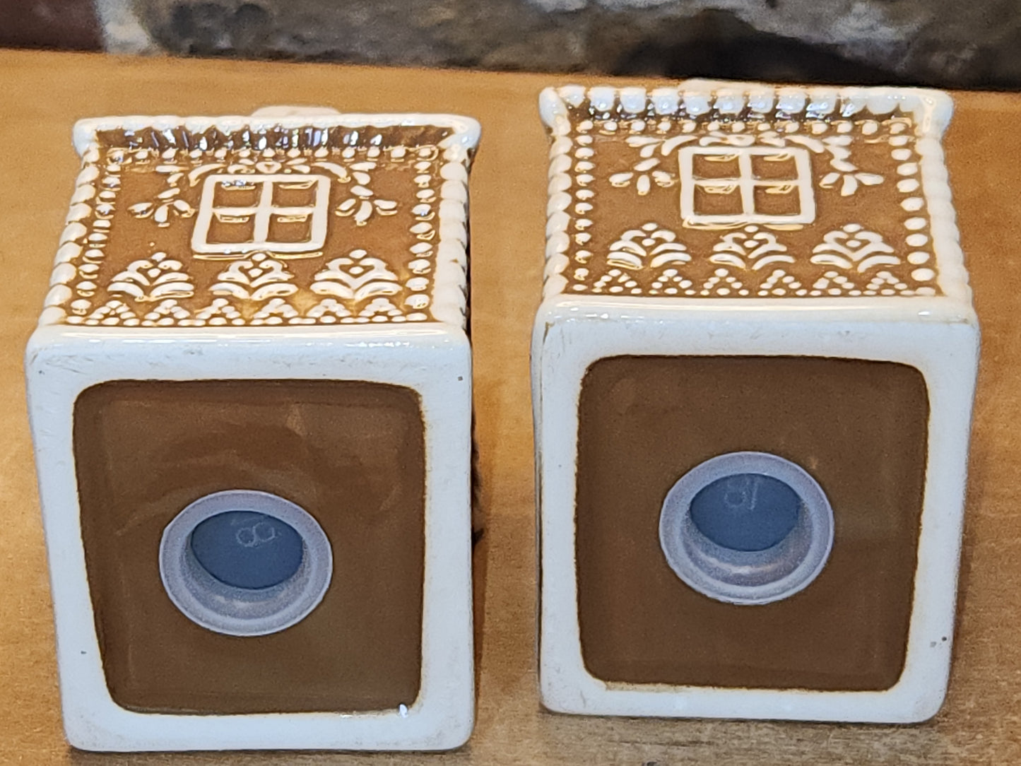 Salt and Pepper Shakers Gungerbread Houses sp11