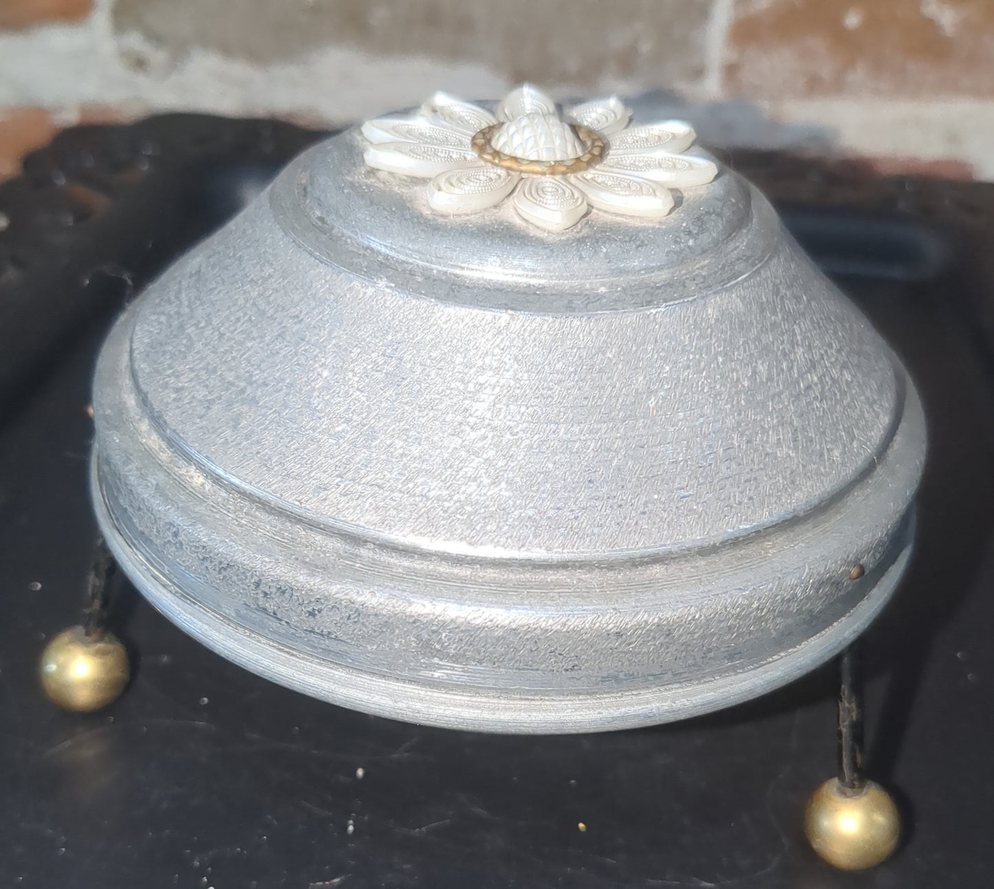 Antique Music Metal Powder Box On stand mb89