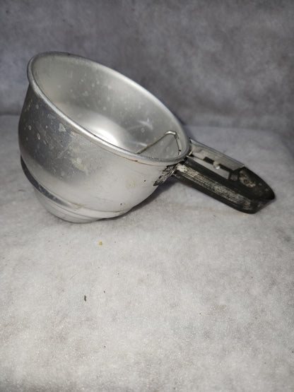 Vintage Foley Small Aluminum Flour Sifter squeeze handle 1 to 2 cup Pat. NO 2322676 fs7